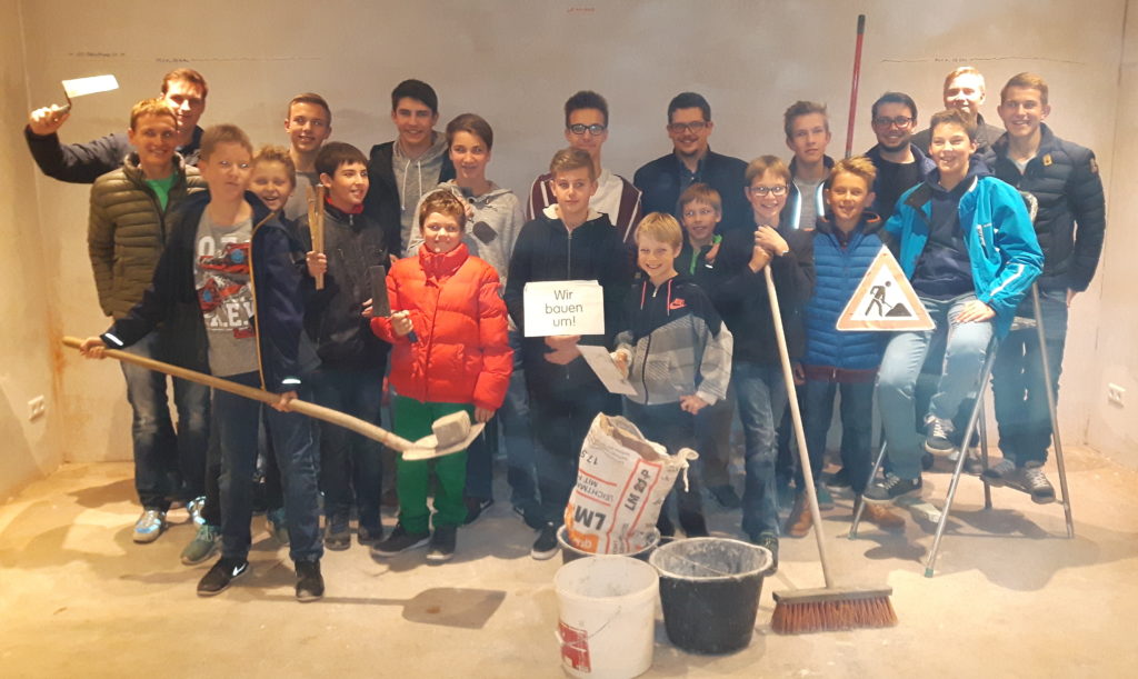 Die Messdiener St. Gertrud in ihrem neuen Jugendraum (Foto: Ralf W. Feix)